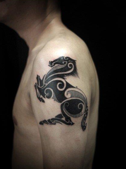 手臂典型的图腾马纹身图案