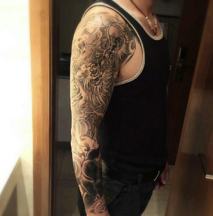 经典老传统的大臂邪龙刺青
