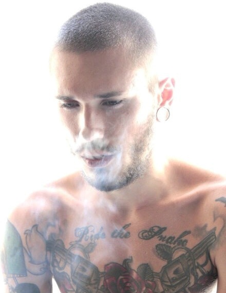 豪放自如的男明星时尚图腾刺青