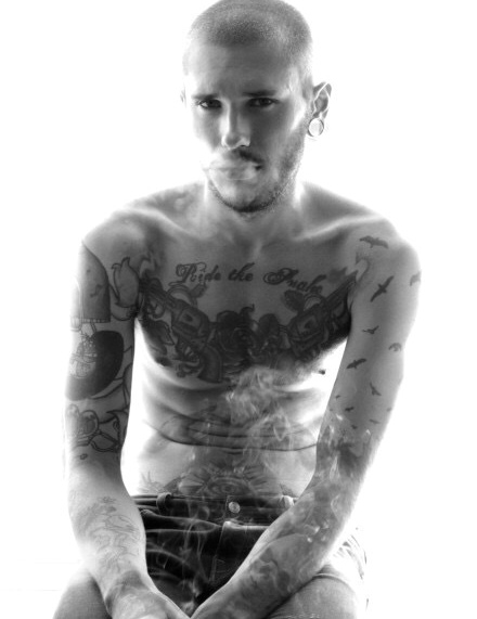豪放自如的男明星时尚图腾刺青