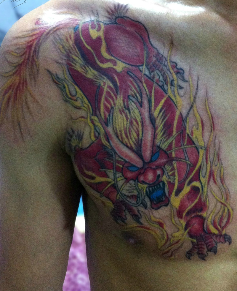 气势汹汹的胸前红麒麟刺青