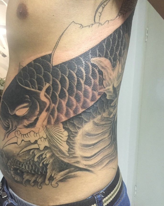 落在不同部位的大鲤鱼刺青意义非凡