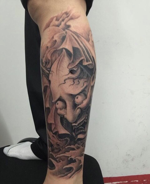 自信满满的腿部小般若刺青