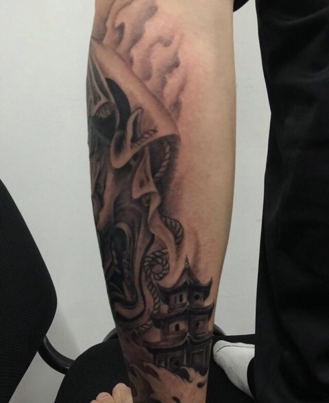 自信满满的腿部小般若刺青