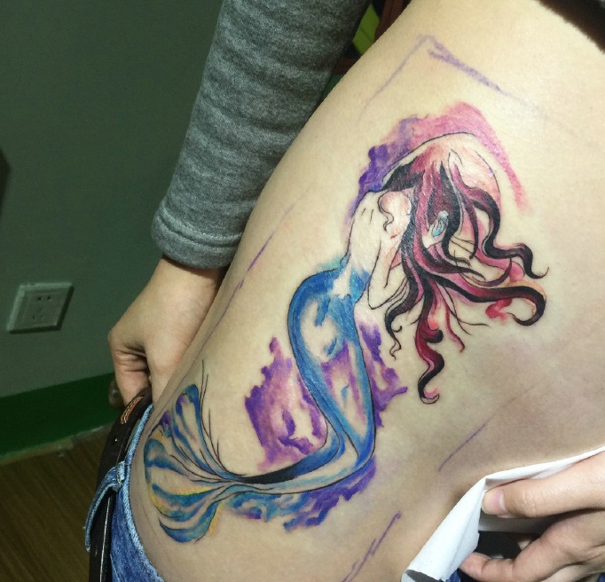 侧腰部的漂亮美人鱼纹身美美的