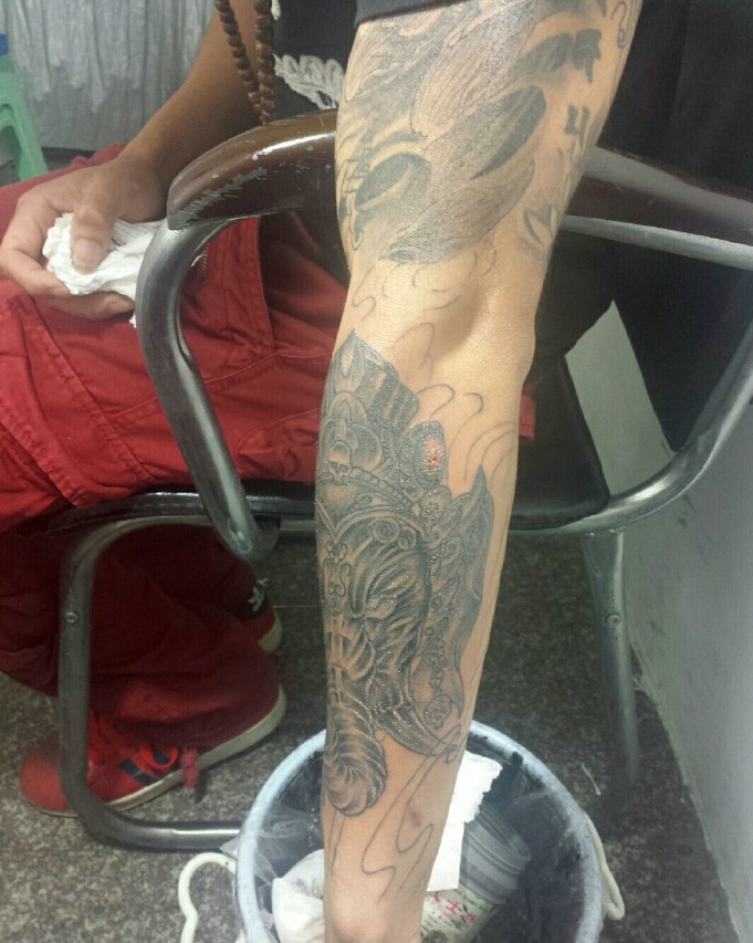 帅气的手臂黑白小象神纹身