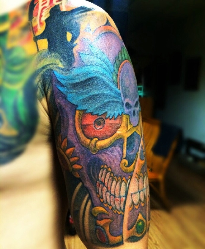 色彩妖艳的帅气半甲图腾刺青