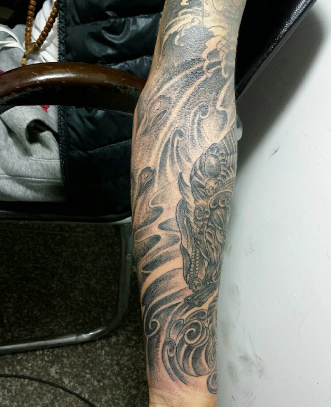 手臂铺满了黑白小象神纹身