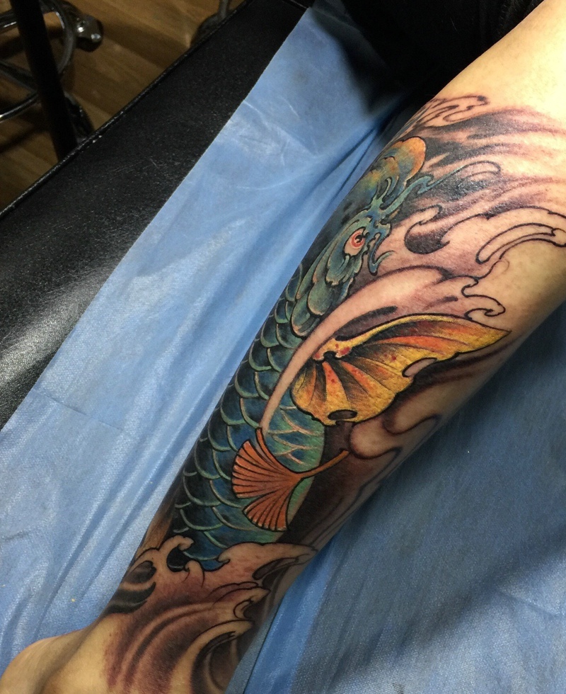 水灵灵的小腿蓝色大鲤鱼刺青