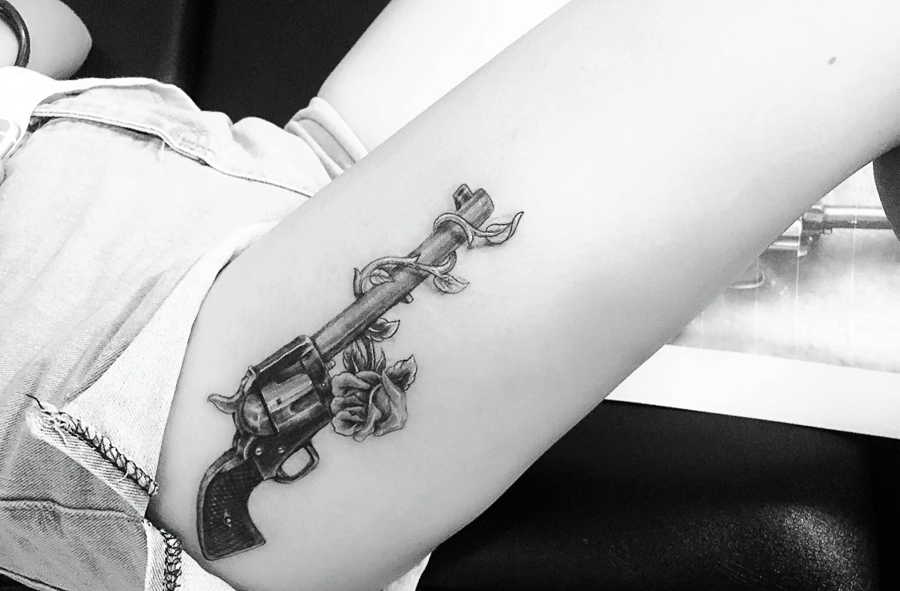 手臂上一把帅气精致的枪纹身图案