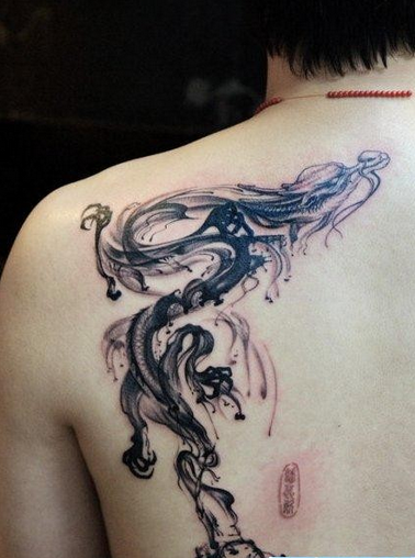 后背漂亮的水墨龙纹身图案