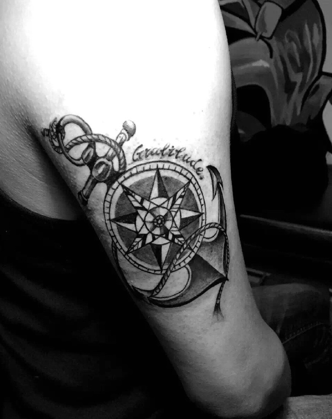 值得回头看的大臂经典图腾刺青