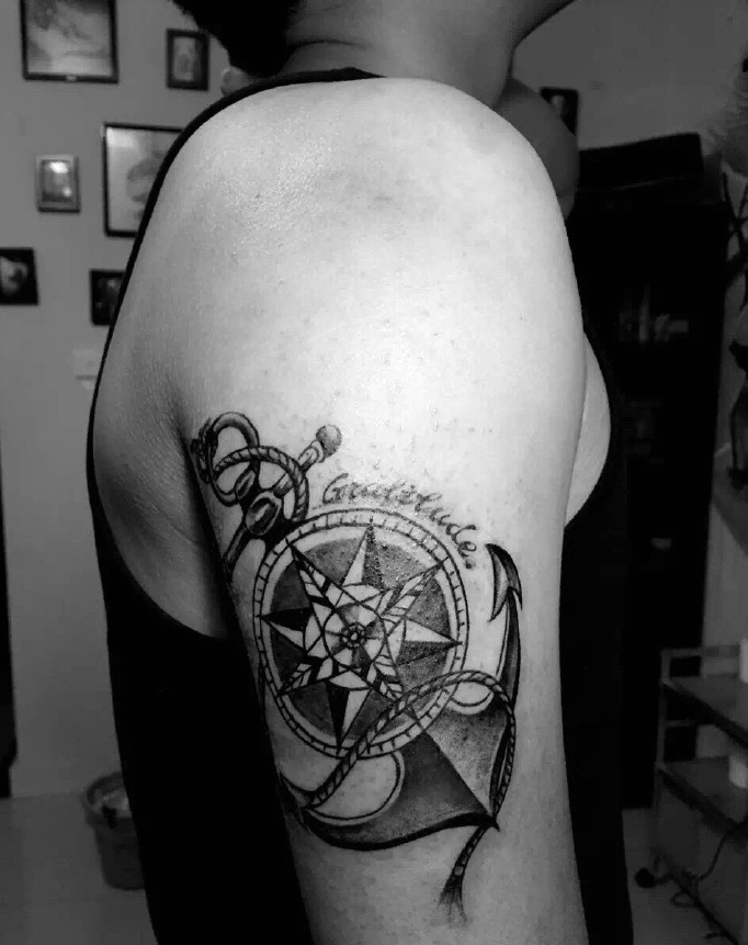 值得回头看的大臂经典图腾刺青