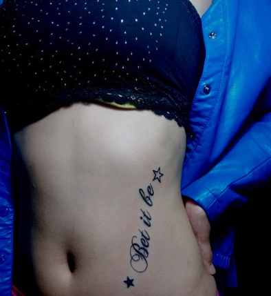 美女腹部字母纹身图案