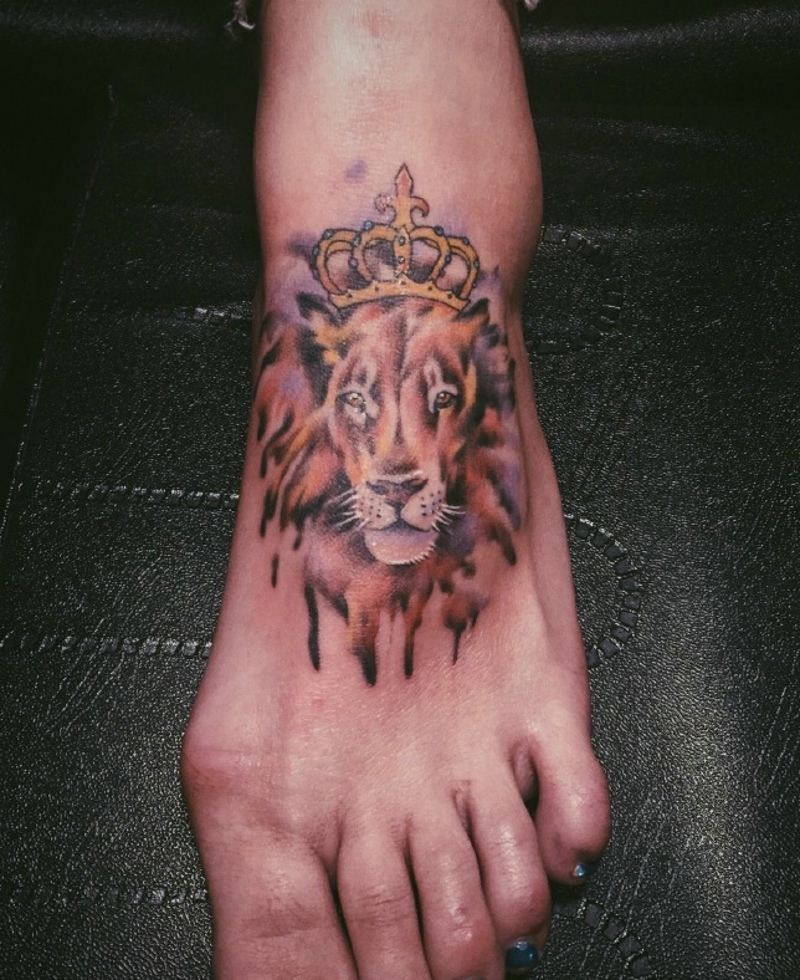 脚面水彩皇冠狮子纹身