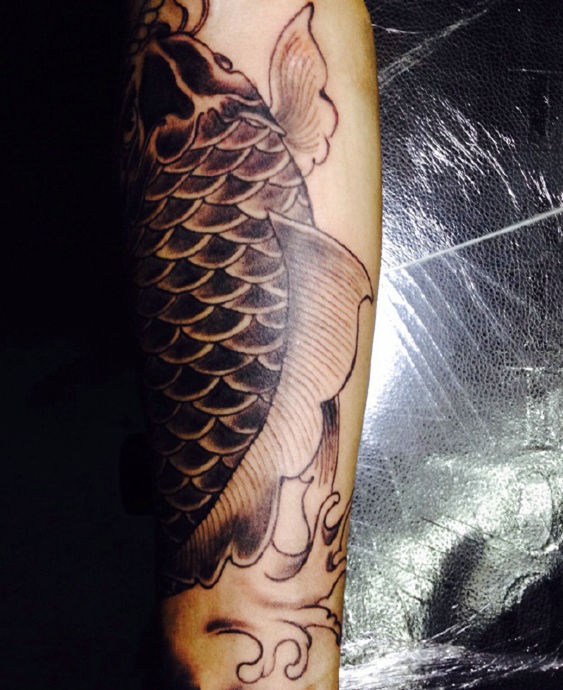 青春活力的手臂黑白鲤鱼刺青