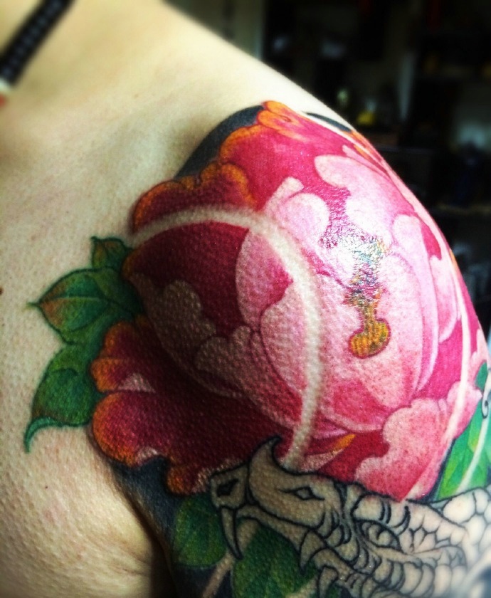惊艳的大臂大红花朵刺青