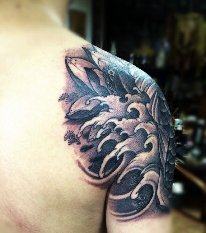 过肩的帅气黑白大鲤鱼刺青