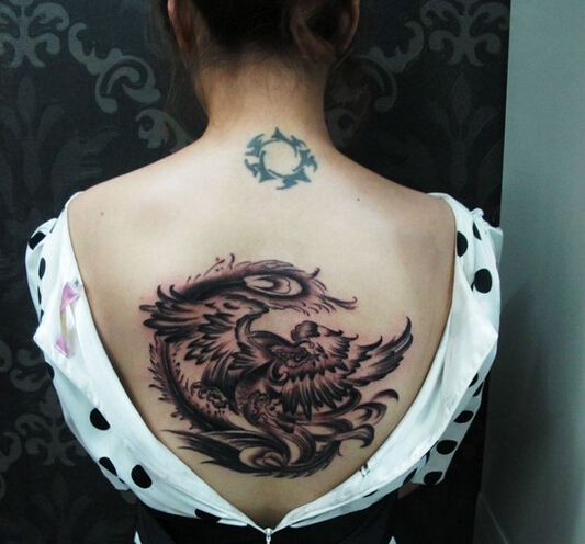 美女背部个性凤凰纹身图案