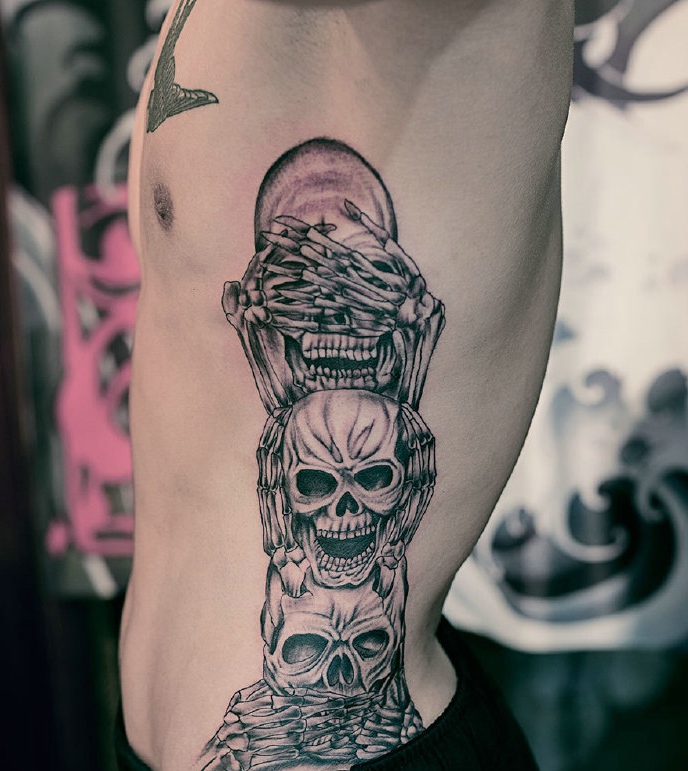 侧腰部的三个小骷髅叠加的创意纹身