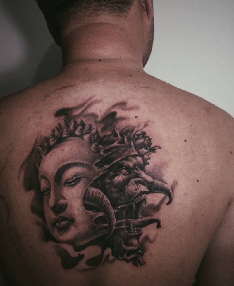 佛与魔拼接而成的邪恶背部刺青