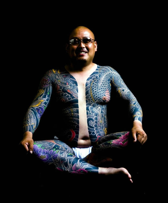 非常刺眼的彩色双半甲刺青