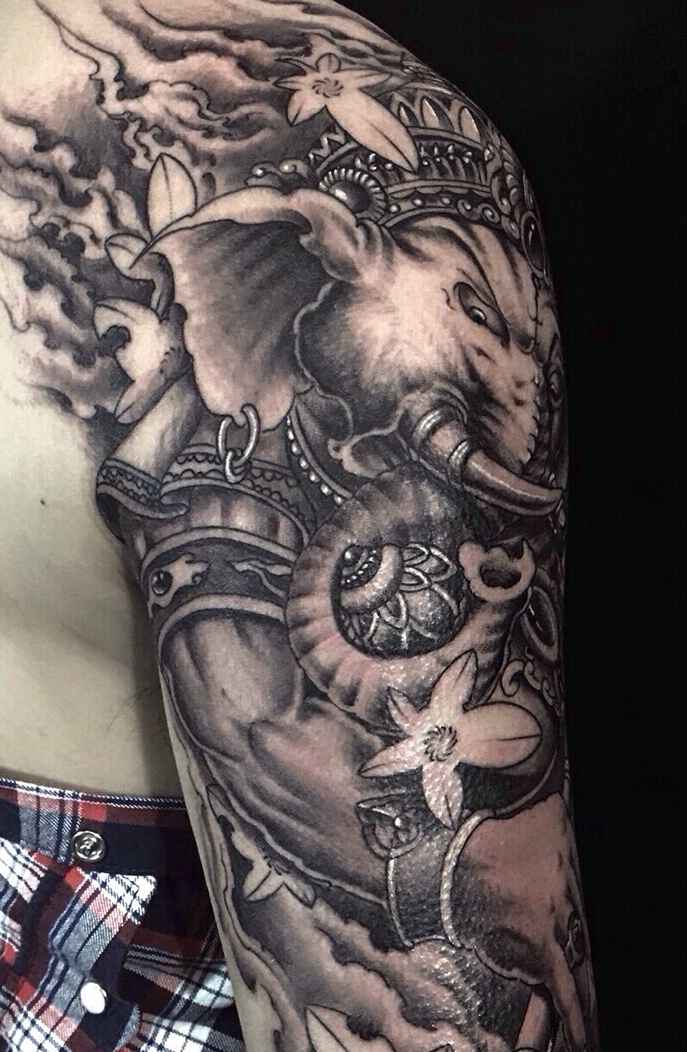 大臂黑白象神纹身魅力绽放