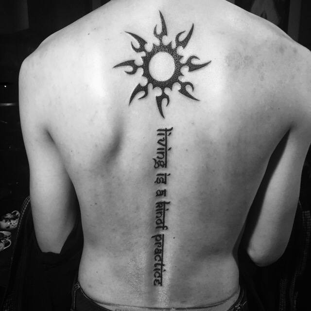 小太阳与英文结合的背部纹身