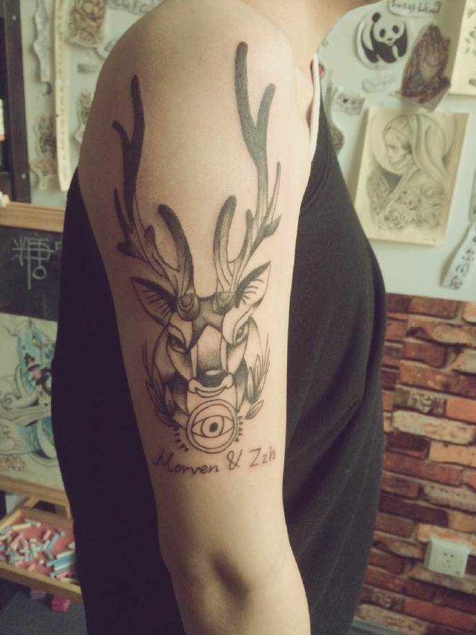 大臂可爱萌萌的小羊和英文纹身