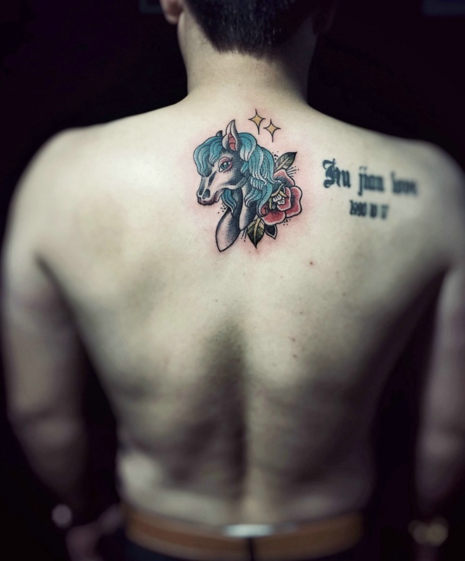 颈部精致的小马头像和英文纹身