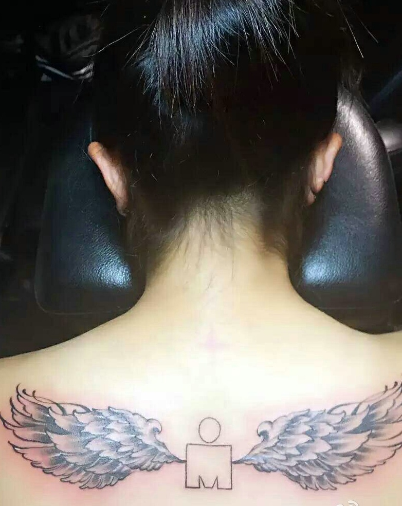 后背的个性时尚翅膀纹身