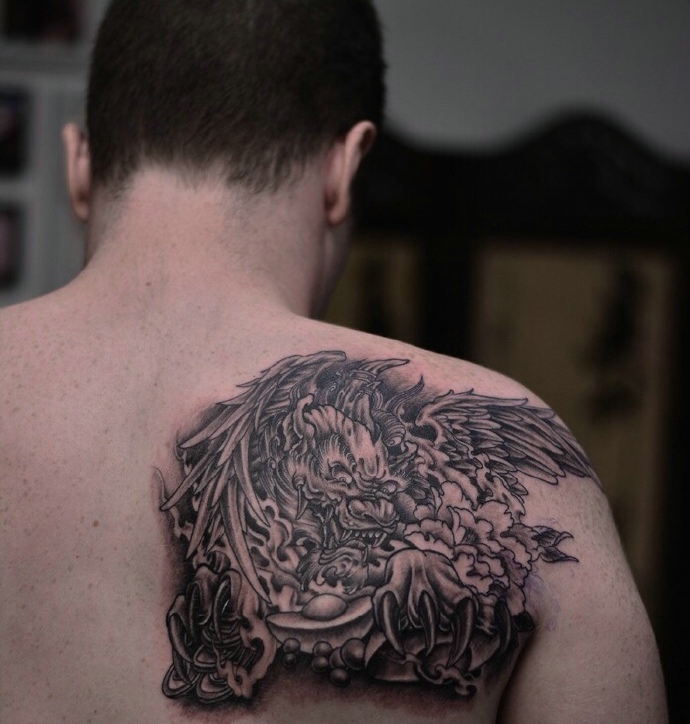 只遮盖着后背一小块的貔貅纹身