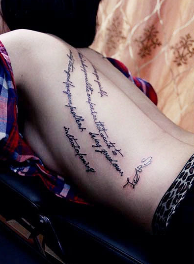 女生侧腰唯美时尚的字母纹身图案