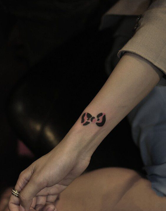 手腕小清新蝴蝶结刺青