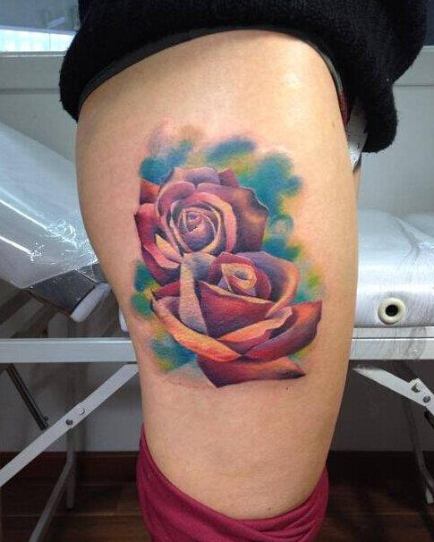 腿部彩色玫瑰花纹身图案