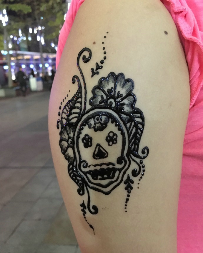 女生大臂清晰的骷髅头像纹身