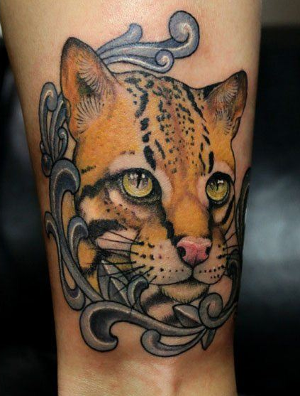 腿部经典潮流的豹子纹身图案
