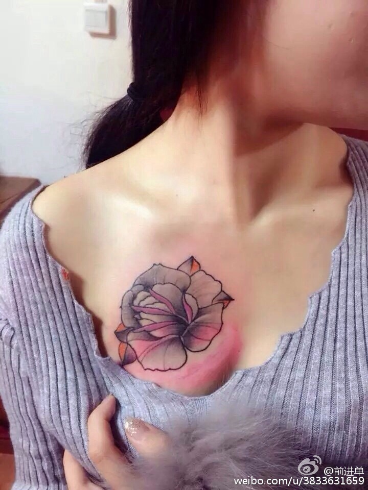 女生胸前花朵纹身显得如此性感