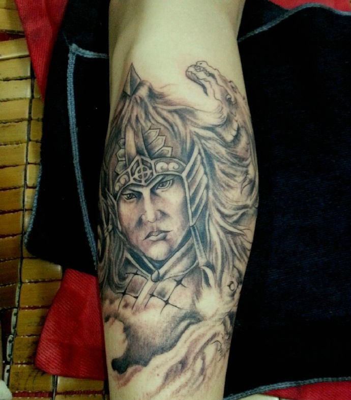 小腿部的个性军爷肖像纹身