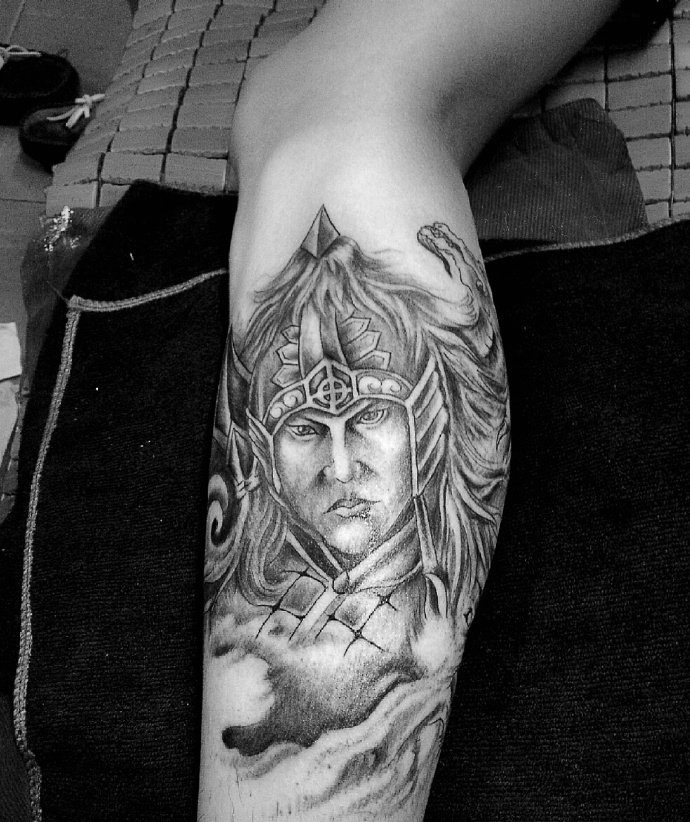 小腿部的个性军爷肖像纹身