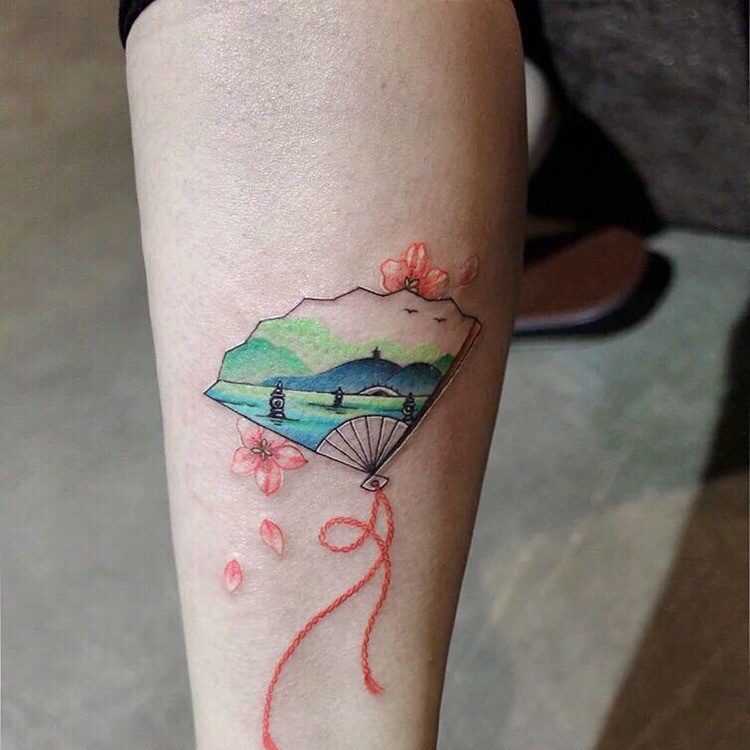 男女都可以拥有的个性扇子纹身