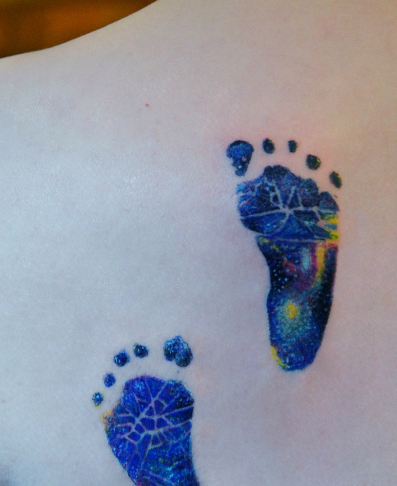 有爱的父亲纹着自己小公主小脚丫