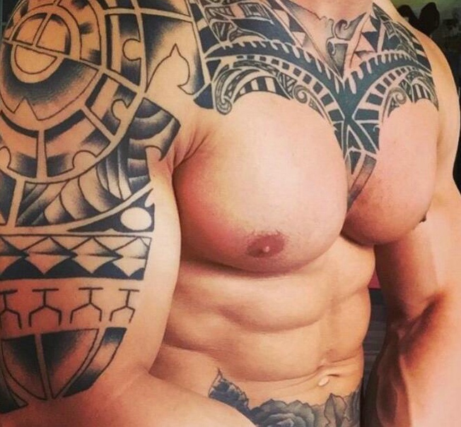 肌肉满满的男士帅气半甲纹身