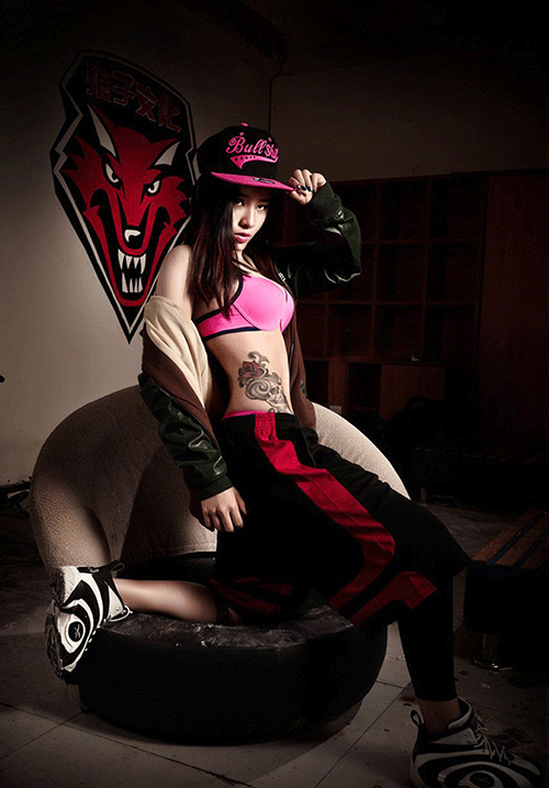 美女腰部玫瑰纹身图案