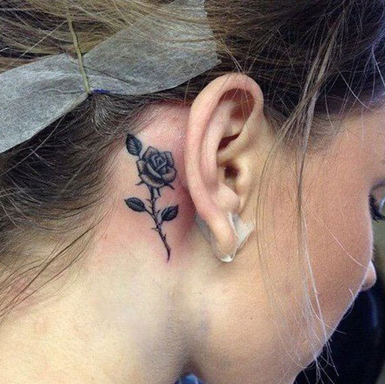 清纯姑娘耳后的黑色玫瑰纹身