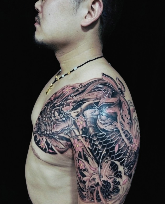 中年男士的帅气半甲鲤鱼刺青