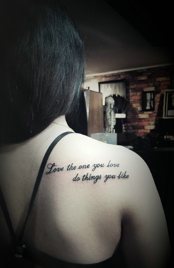 处在美女香肩上的时尚英文纹身