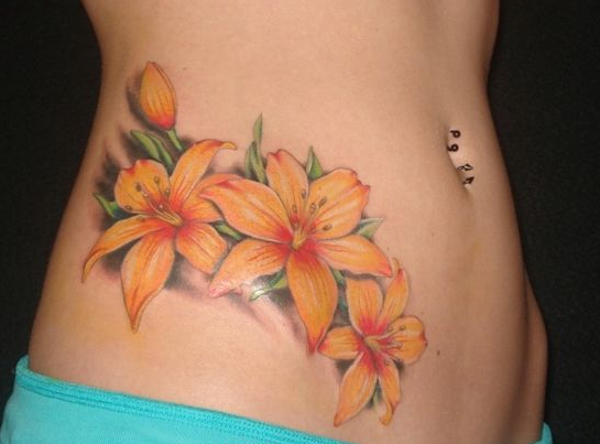 美女腹部彩色百合花纹身图案