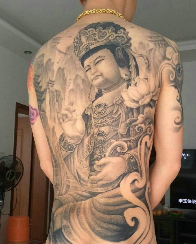 满背经典个性的黑白佛像纹身