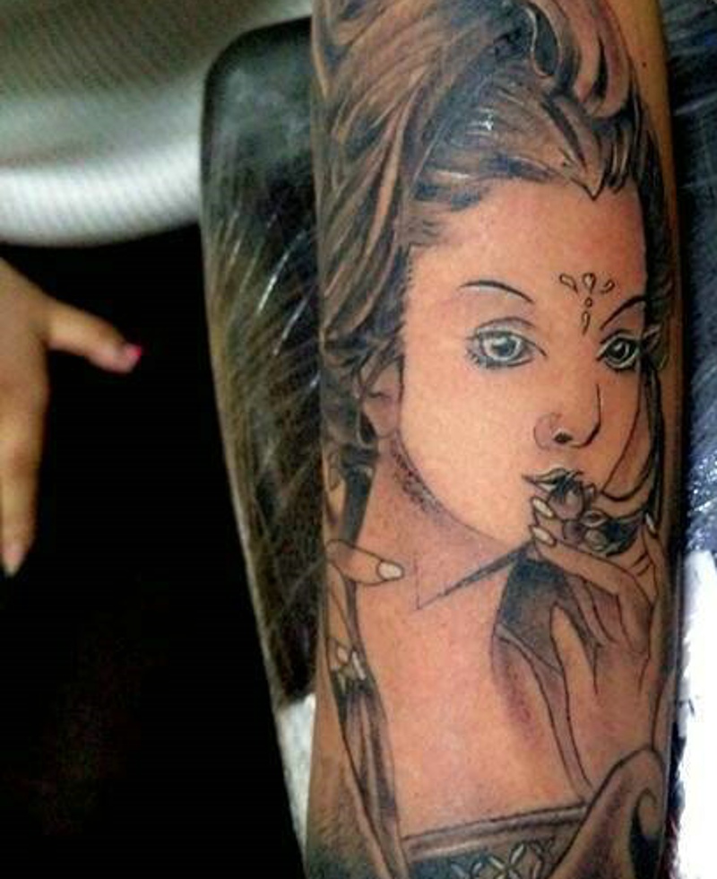 漂亮唯美的手臂花旦纹身